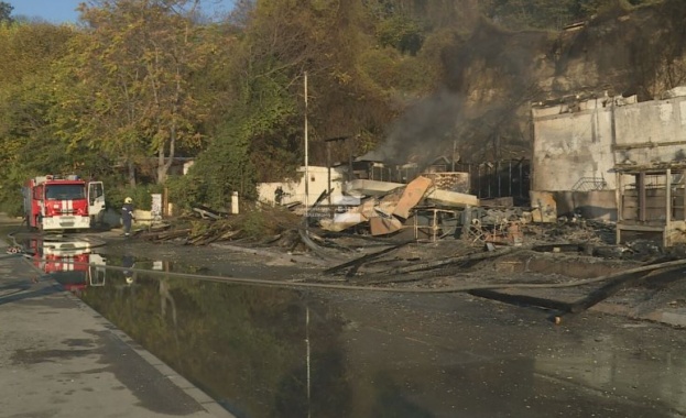 Заведение на крайбрежната алея във Варна е изгоряло рано тази