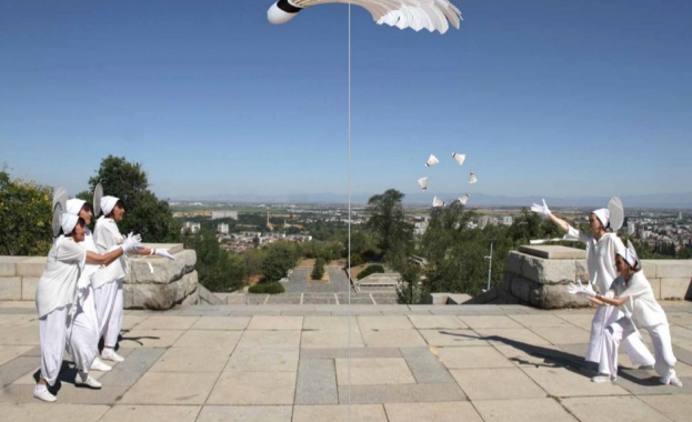 Проект за пърформативна изложба с видео прожекции на група Жените