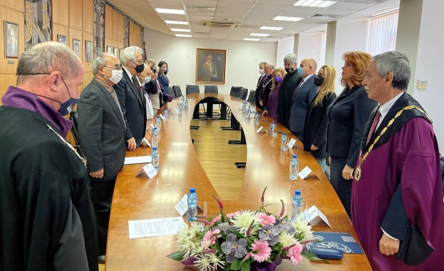 С решение на Академичния съвет на университета с Евтимиевата награда