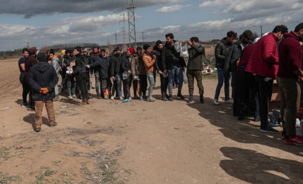 Мащабна операция за издирване и спасяване на мигранти се е
