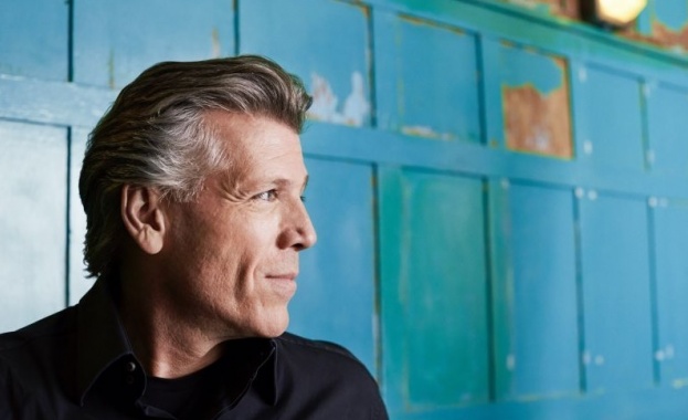 В чудесно настроение и в компанията на съпругата си и