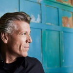 Томас Хемпсън пристигна в София