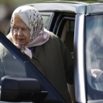 Кралица Елизабет II е забелязана да шофира в двора на Уиндзор