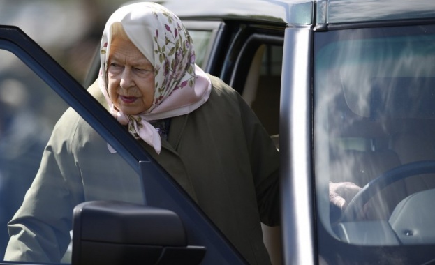 Кралица Елизабет II е била забелязана зад волана на автомобил