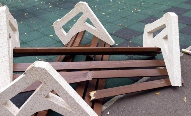 Пореден случай на вандалска проява в Бургас Младежи потрошиха две