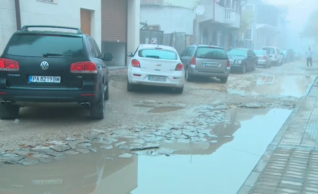 ВиК авария в центъра на Пловдив е причина мазетата на