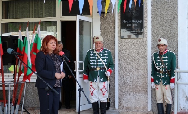 Вицепрезидентът Илияна Йотова откри на гарата в Каспичан паметна плоча