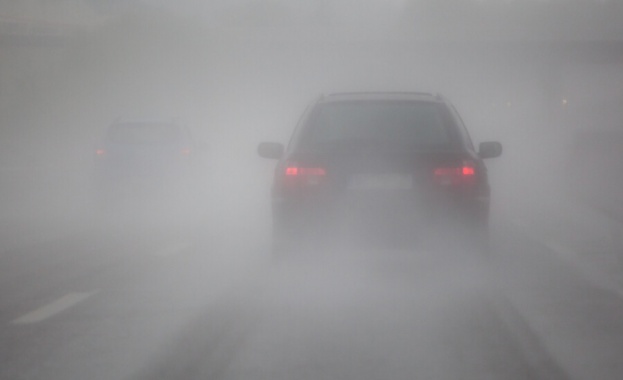 Шофьорите да карат с повишено внимание по път I-1 София – Ботевград в района на прохода Витиня поради гъста мъгла