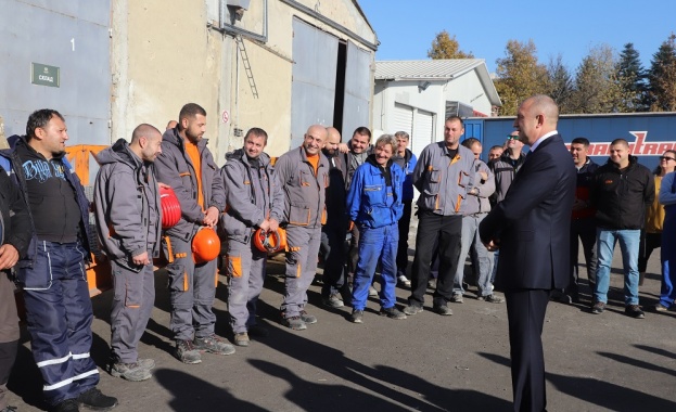Президентът Румен Радев и вицепрезидентът Илияна Йотова посетиха най голямата фабрика