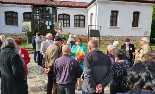 В момента болници училища детски градини читалища и библиотеки са