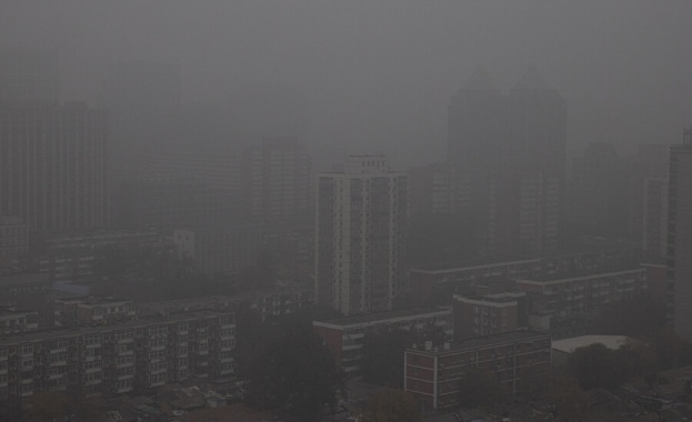 Магистралите и училищните площадки в Пекин бяха затворени в петък
