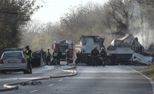 Шофьорът на цистерна загина на място друг шофьор е откаран