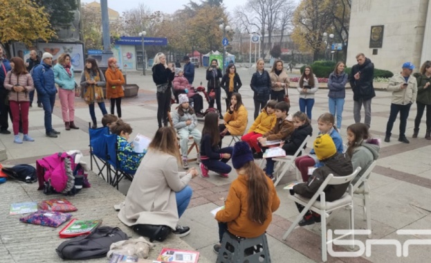 14 деца и родителите им проведоха класна стая на открито