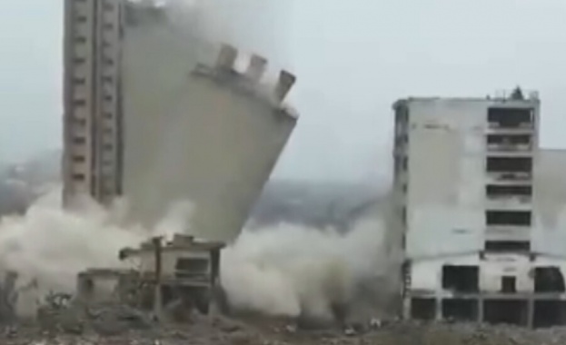 Взривиха още една от кулите на бившия торов гигант Химко