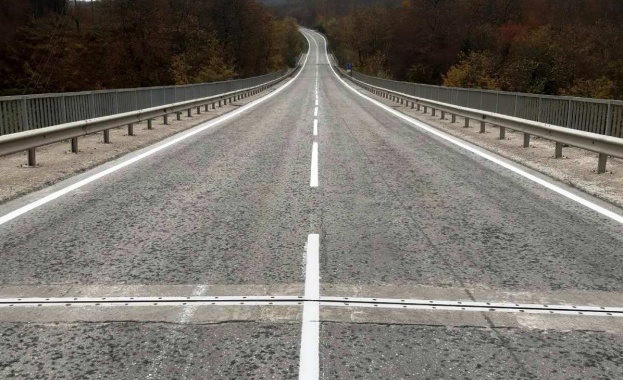 Временно движението се осъществява в една лента по път II 55