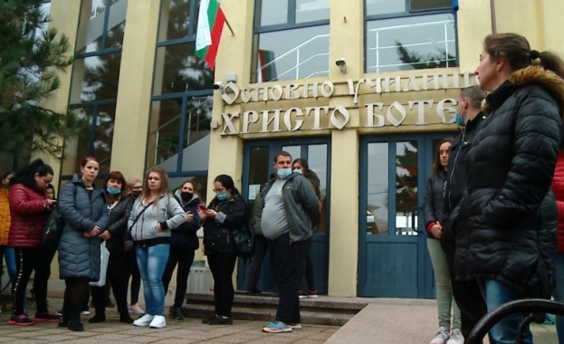 Родители от Раковски и региона се включиха в протестна подписка