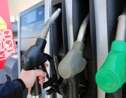 Опашки, празни колонки и нови навици на пътя във Франция