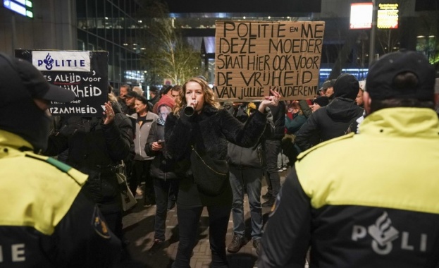 Протест срещу COVID мерките снощи блокира центъра на нидерландската столица