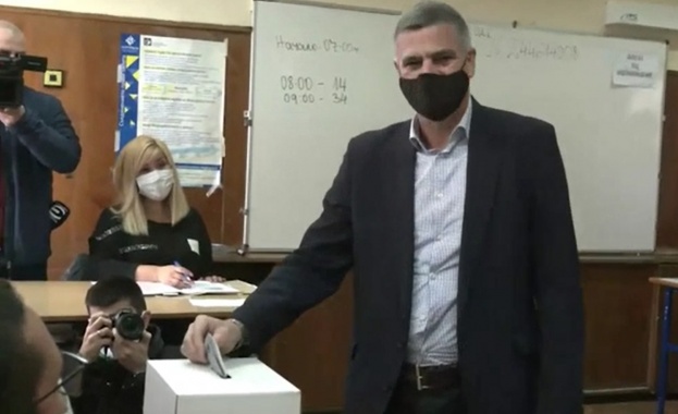 Служебният премиер Стефан Янев гласува за изборите 2 в 1