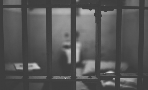 16 г. строг затвор за отцеубиеца от Неделево