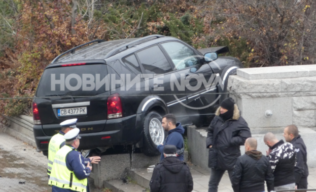 Кола се качи по стълби на кръстовище в София Зрелищната