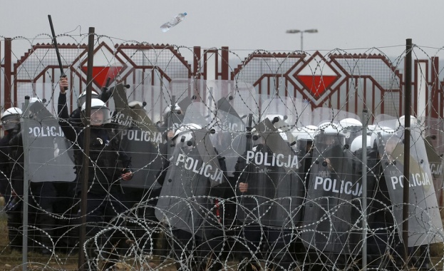 Полските сили за гранична охрана съобщиха че са били нападнати