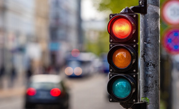 Експерти: Мигащата зелена светлина на светофарите няма как да бъде законна
