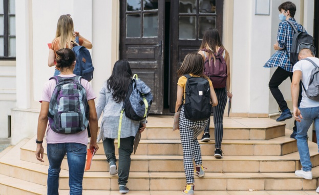 Повече от половината ученици в България изучават професия след VII