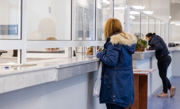 С обновен салон за обслужване посрещат професионалния си празник данъчните