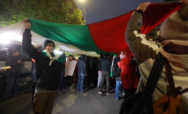Напрежение пред турското посолство в София Фенове на футболни клубове