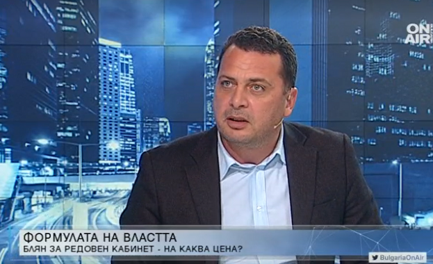 Когато няма заседание на Конгрес управляващият орган е Националният съвет