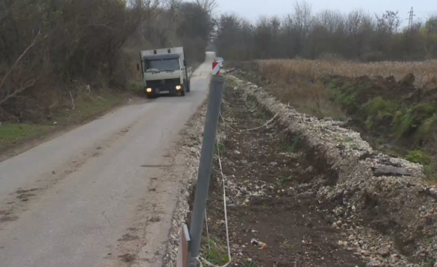 Месеци наред пътят между плевенските села Горни Дъбник и Писарово е в окаяно състояние