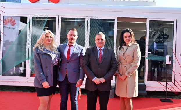 УНСС адмирира най-новите технологични разработки на Huawei и планира сътрудничество с компанията УНСС адмирира най-новите технологични разработки на Huawei и планира сътрудничество с компанията