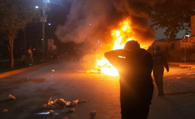 Тълпи демонстранти подпалваха автомобили и хвърляха камъни и фойерверки по