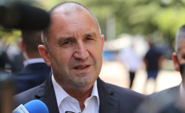 Радев в телефонен разговор с комисар Оливер Вархеи: България очаква диалогът с РСМ да води до конкретни резултати