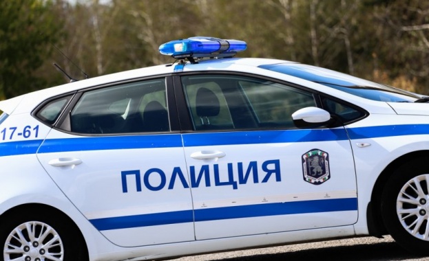 Младежи стреляха по автомобил в центъра на Казанлък Счупен е