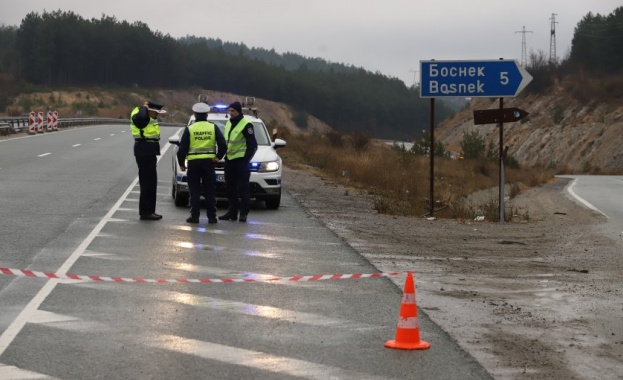 Няма следи от спирачен път на автобуса катастрофирал на АМ