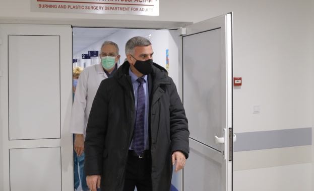 Министър председателят Стефан Янев посети в Пирогов настанените по спешност седем
