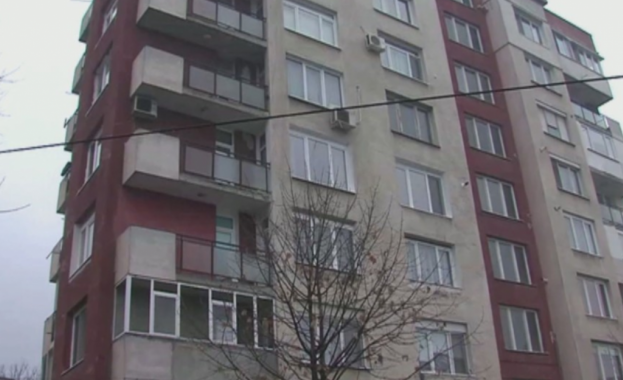 41-годишен мъж е паднал от втория етаж на жилищен блок
