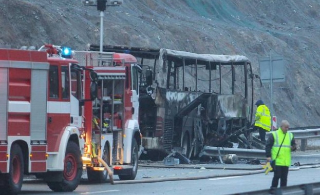Автобусът, който катастрофира на АМ „Струма, се е заклещил между