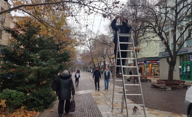 В ход е монтажът на коледната украса в Търговище съобщиха
