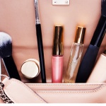 Топ 5 на най-важните продукти за красота в дамската чанта