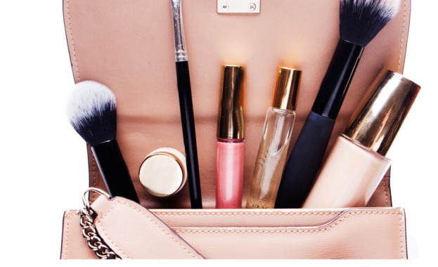 Топ 5 на най-важните продукти за красота в дамската чанта