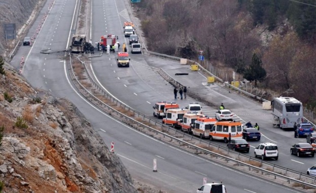 Движението по АМ Струма се осъществява двупосочно в платното за