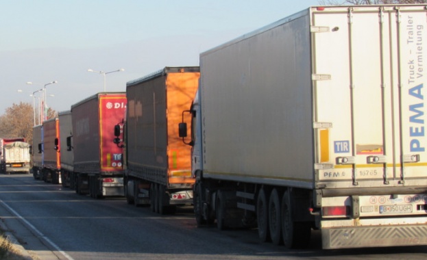 ТИР-ове, превозващи експортна продукция от различни региони на Турция към
