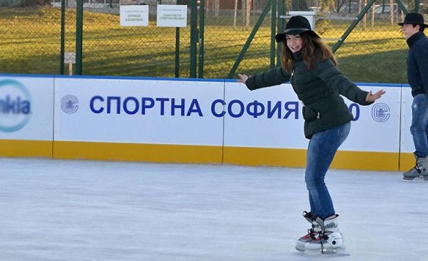 Ледената пързалка която се намира в общинския спортен комплекс в