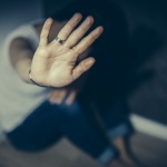 Арестуваха мъж, душил жена си с колан от кола и я удрял с телефон в главата