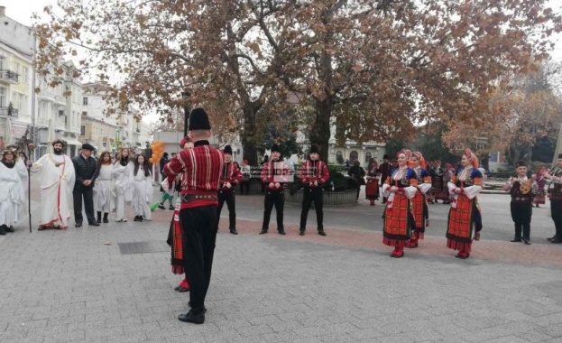 С музика и танци започнаха празниците на младото вино в