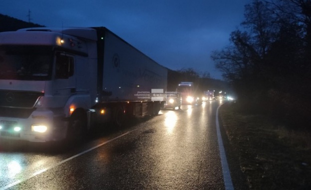 Тежкотоварен камион е катастрофирал в Кресненското дефиле, пътят е затворен