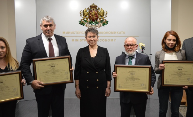Министърът на икономиката Даниела Везиева връчи три сертификата клас А